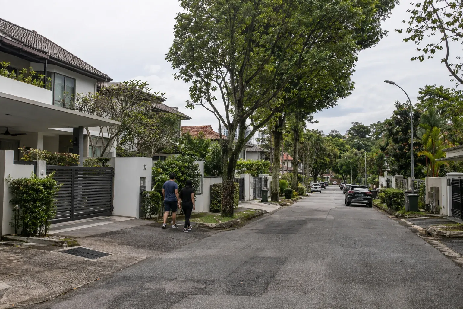 AI 生成示意图：绿树环绕的马来西亚住宅街道